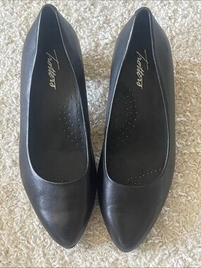 Trotters Women's Black Pointed Toe Flats